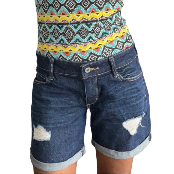 ARIZONA JEAN CO || SIZE 7 || DENIM CUFFED DISTRESSED SHORTS - Picture 8 of 10